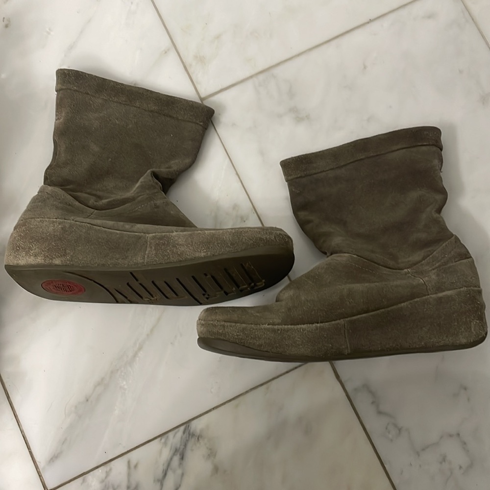 FitFlop, size 9, Crush, taupe suede slouch wedge boot, comfortable warm soft EUC - Picture 2 of 14
